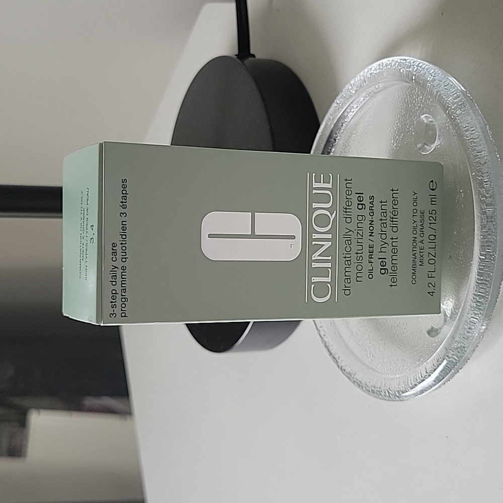 Clinique Dramatically Different Mouisturizing gel.